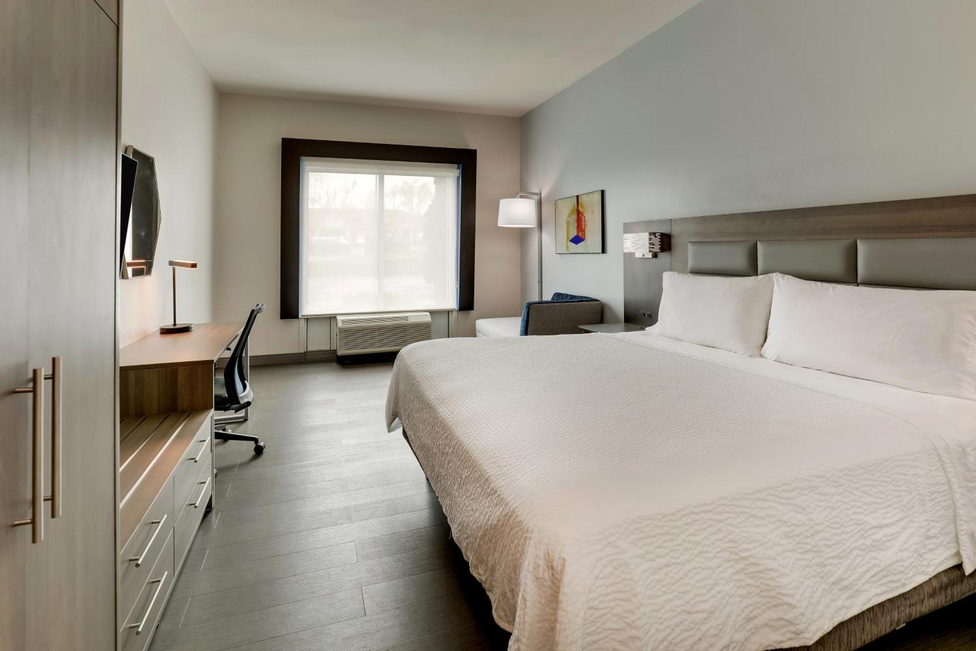 Holiday Inn Express Hotel & Suites Richmond By Ihg Exterior photo