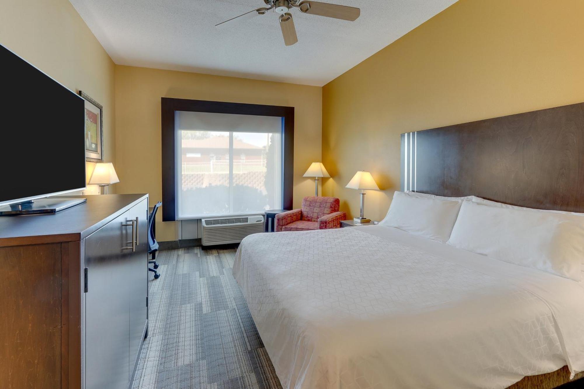 Holiday Inn Express Hotel & Suites Richmond By Ihg Exterior photo